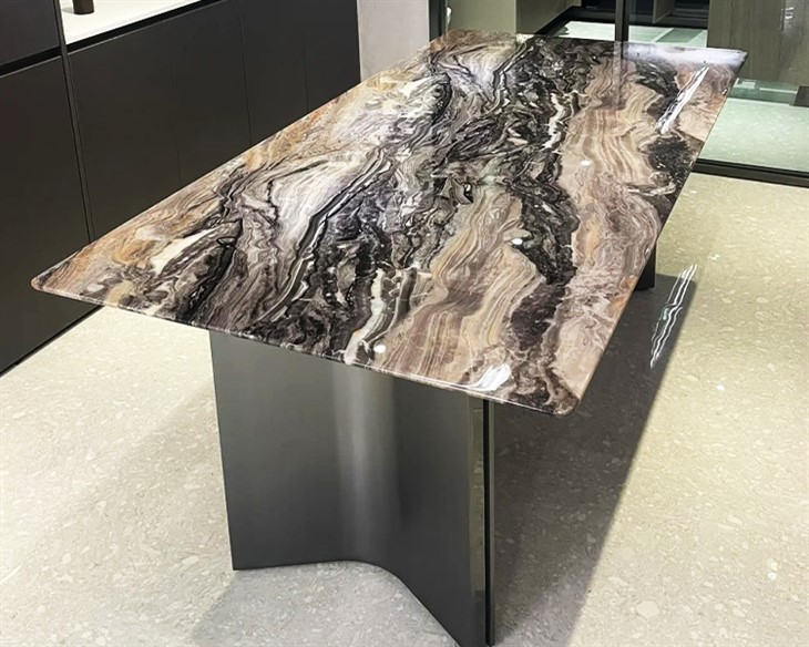 Bruin marmeren eettafel